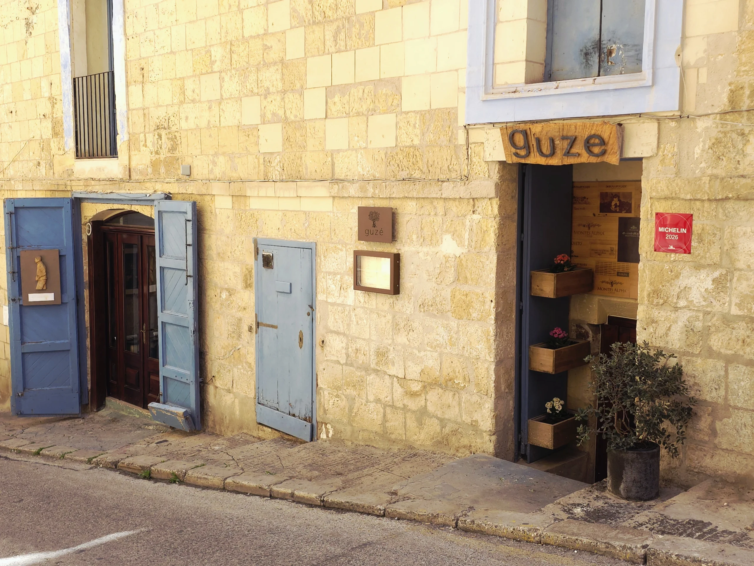 Guzé Bistro entrance in Valletta