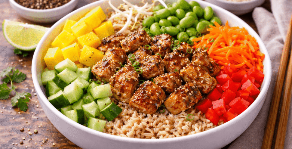 Colourful chicken and mango poké bowl (1)